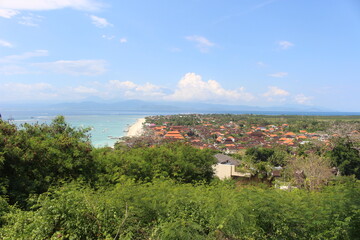 Naklejka premium Panoramic view of Lembongan Island coast with turquoise sea and village in Bali