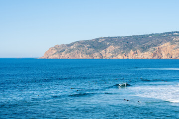 Obraz premium Atlantic waves rolling toward rocky coastline