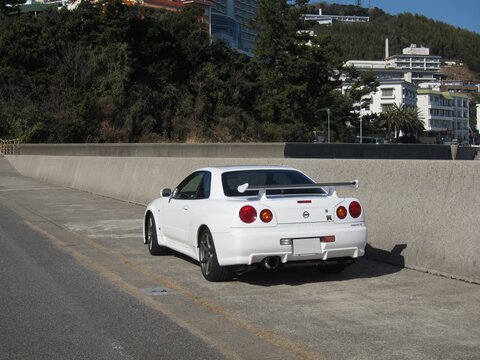 愛知、日本 - 2021年2月6日 : 海岸通りに停めた日産R34型スカイラインGT-R VspecII