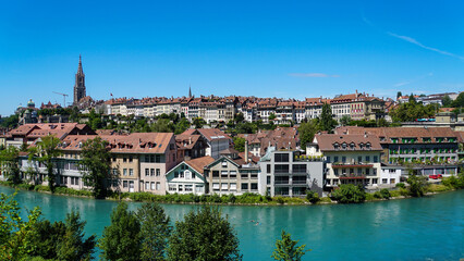 エメラルドグリーンのアーレ川に沿って並ぶスイス・ベルン旧市街の伝統的な住宅街