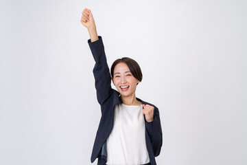 腕を高くあげるビジネスウーマン