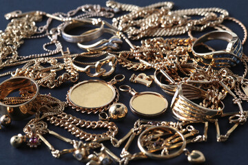 金を含む貴金属類のアクセサリーを並べた集合写真