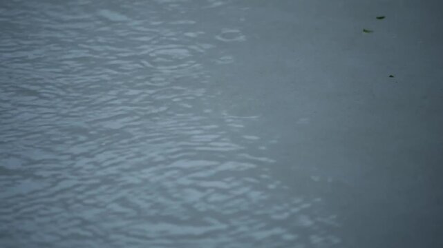 Pluie tombant sur carrelage blanc &ndash; ambiance humide