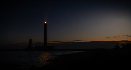 Fototapeta premium Les Veilleurs du Soir : lumières sur l’horizon