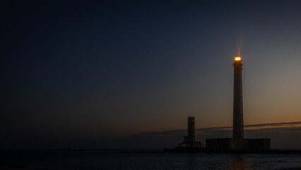 Fototapeta premium Le Phare du Crépuscule : guide dans la nuit naissante