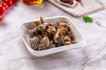 Steamed vongole clams with spices © Andrei Starostin