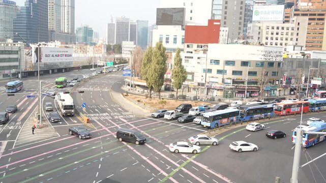 서울역 근처의 이동하고 있는 자동차들