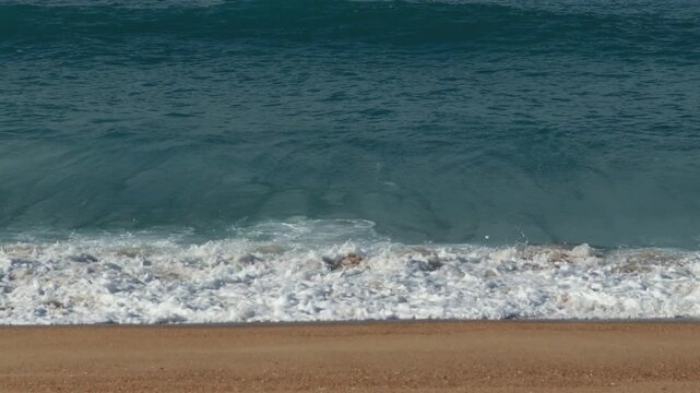 The waves are crashing hard on the beach.해변에 파도가 거세게 칩니다.