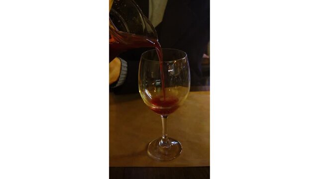 샹그리아는 각종과일과 시나몬등을 피쳐에 넣어 만든 와인입니다.Sangria is a wine made with various fruits and cinnamon.