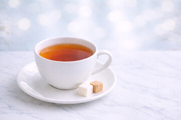 美味しそうな紅茶　ホットティー　明るい光彩が美しいカフェ空間