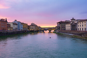 Obraz premium Sunset over the Arno river with Ponte Vecchio bridge