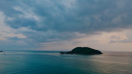 Obraz premium Peaceful Waters Beneath Colorful Dusk Clouds. Calm Turquoise Sea Under Dramatic Sky At Sunset Horizon