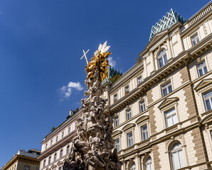 Fototapeta premium Vienna, Austria - 05 19 2024: The plague monument in the Graben, set against the background of an elegant building.