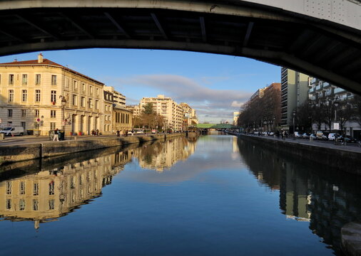 Canal de l'Ourcq, quai de l'Oise ,au niveau du Pont de Flandre. Paris, dix neuvi&egrave;me arrondissement. 