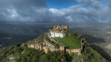 Fototapeta premium Ermita de la Virgen de Gracia y ruinas del castillo de Archidona, Andalucía 