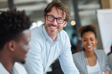 Obraz premium Smiling professional mentor guiding young business professionals in office meeting