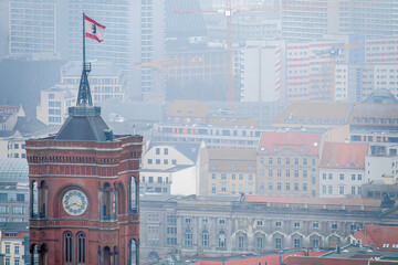 Rotes Rathaus in Berlin bei Nebel