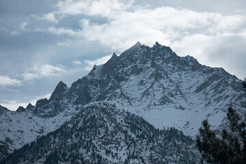 Obraz premium Clouds over snow covered mountains