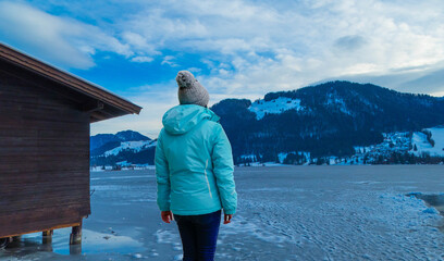 Wanderin an See Walchsee &Ouml;sterreich Winter