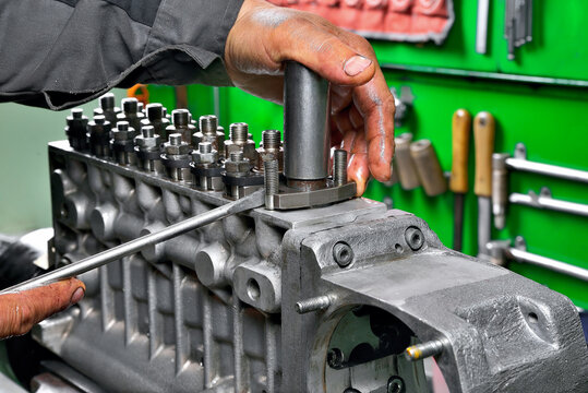 repair of fuel pump of eight-cylinder diesel engine installation of sections in pump body