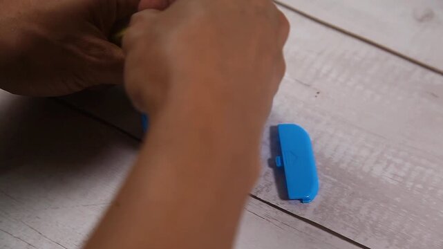 Video of hand putting battery on a kitchen timer and setting time.