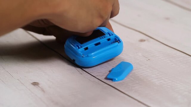 Video of hand putting battery on a kitchen timer and setting time.