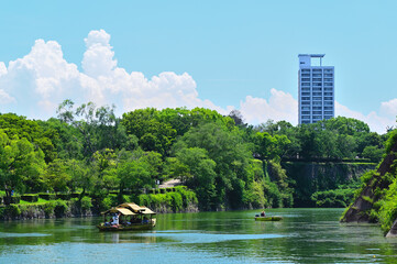 夏のお堀に浮かぶ小舟