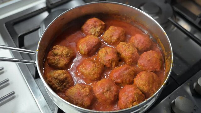 Meatballs in tomato sauce are one of those dishes that need no introduction: you recognize them immediately by their aroma, the slow cooking, and the sauce that invites you to mop up the sauce.