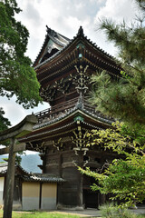Obraz premium 嵯峨釈迦堂 仁王門と松 (京都市右京区)