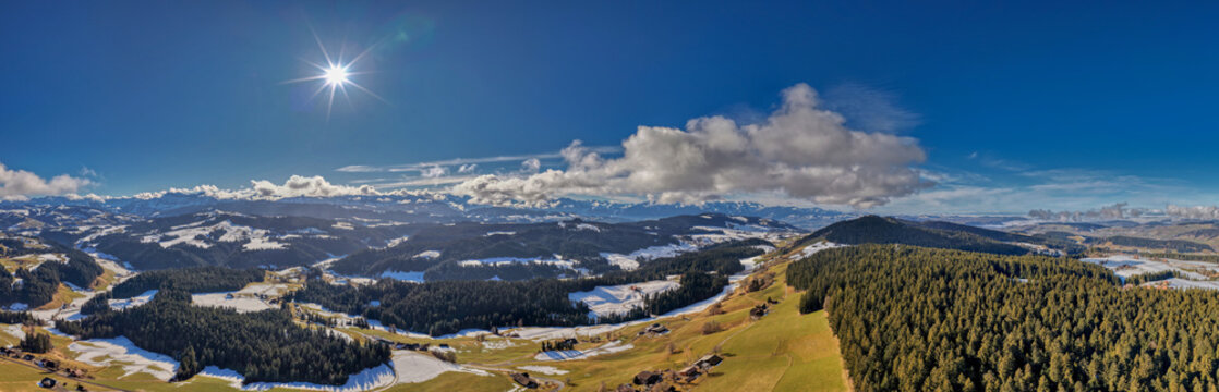 Chuderh&uuml;si, R&ouml;thenbach im Emmental, Kanton Bern, Schweiz, Luftaufnahme Februar 2026