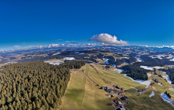 Chuderh&uuml;si, R&ouml;thenbach im Emmental, Kanton Bern, Schweiz, Luftaufnahme Februar 2026