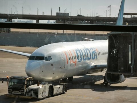 Airplane airport tug