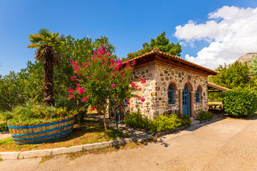 Obraz premium Stone building with pink flowers in Trebinje, Bosnia and Herzegovina.