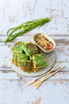 Omelett mit Cha-Om Bl&auml;ttern (Kahi Jeow Cha Om) und Dip