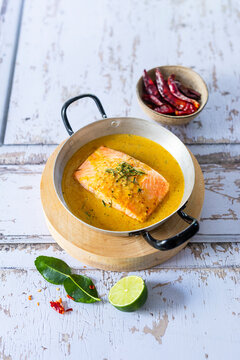 Lachs in roter Currysauce mit Limettenbl&auml;ttern und Palmzucker (Ghoo Chee)