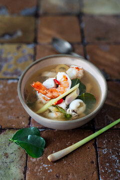 Klare Suppe mit Meeresfr&uuml;chten und Zitronengras (Tom Yum Po-Taek)