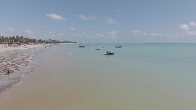 BARCO EM MAR EM CABEDELO PERTO DA AREIA VERMELHA, O MAR BEM AZUL E LINDO (A boat at sea in Cabedelo, near the red sand beach, the sea is a beautiful blue.)