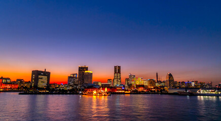 横浜クリスマスイルミネーションで飾られた街並