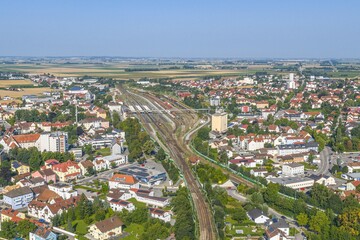Fototapeta premium Die Eisenbahnerstadt Plattling in der Gäuboden-Region im Kreis Deggendorf aus der Vogelperspektive