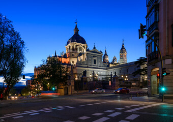 Obraz premium Cathedral Santa Maria la Real de La Almudena in Madrid, Spain. Night cityscape of Madrid