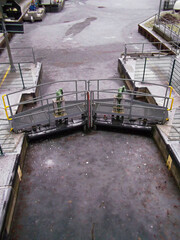 Eingefrorene Schleusentore Oberhalb der Schleuse