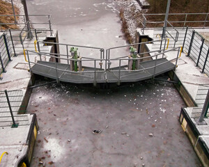 Eingefrorene Schleusentore unterhalb der Schleuse