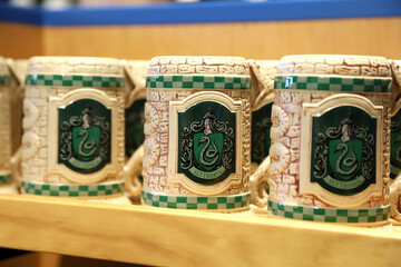 Naklejka premium Slytherin house crest mug from Harry Potterdisplayed at Universal Studios Theme Park Store in Orlando, Florida