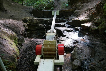 Wasserspiel an der Schelmenklinge im Wald am Bach bei Lorch