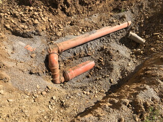 Rohre f&uuml;r Abwasser in einer Baugrube