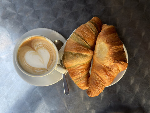 colazione con cappuccino e brioche