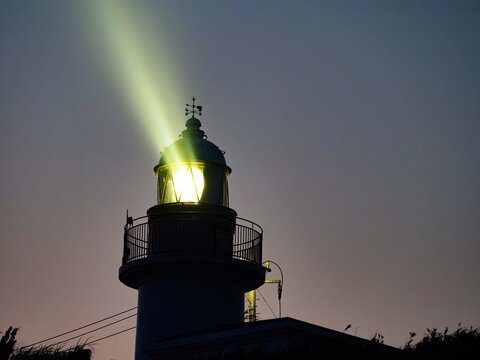 夜を照らす灯台