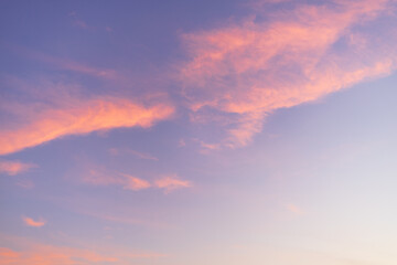 Obraz premium Pink and Purple Sunset Sky with Soft Wispy Clouds,Beautiful twilight sky in shades of purple and pink with soft, wispy clouds during sunset. Ideal for use as a peaceful nature background, atmospheric 