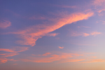 Fototapeta premium Pink and Purple Sunset Sky with Soft Wispy Clouds,Beautiful twilight sky in shades of purple and pink with soft, wispy clouds during sunset. Ideal for use as a peaceful nature background, atmospheric 