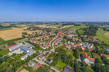 Sommerlicher Ausblick auf Bergkirchen nahe Dachau in der Metropolregion M&uuml;nchen